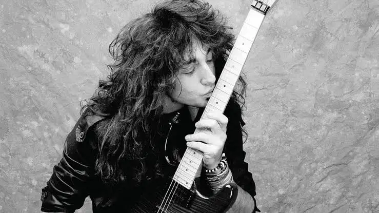 Imagen del guitarrista jason becker besando su guitarra